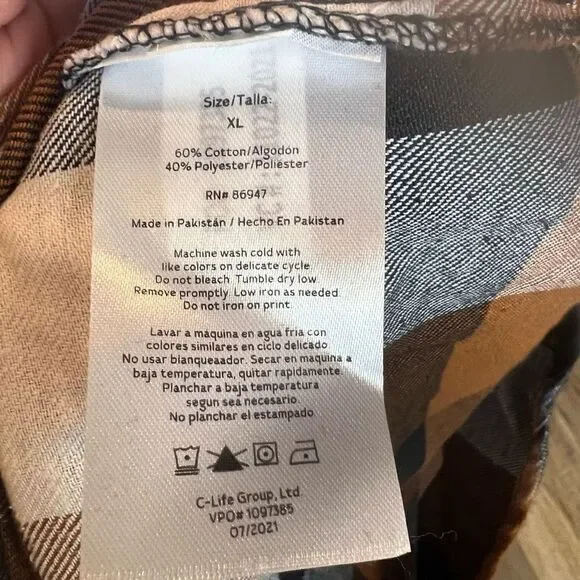 Aaliyah buffalo plaid shirt, size XL GUC, wearable art! Graphic on back - Picture 6 of 7